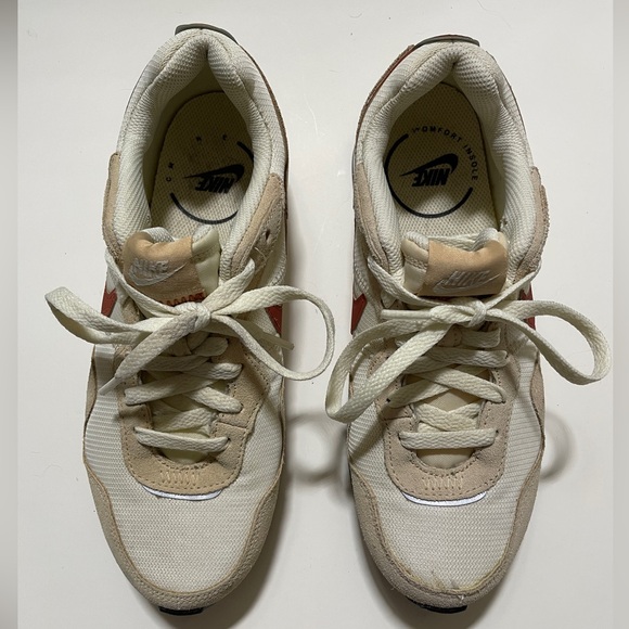 Nike Women’s Venture Runner Sneakers Size 7.5 - Picture 2 of 6